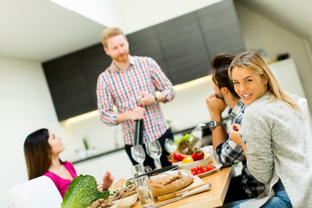 Jovens, tabela, em, cozinha