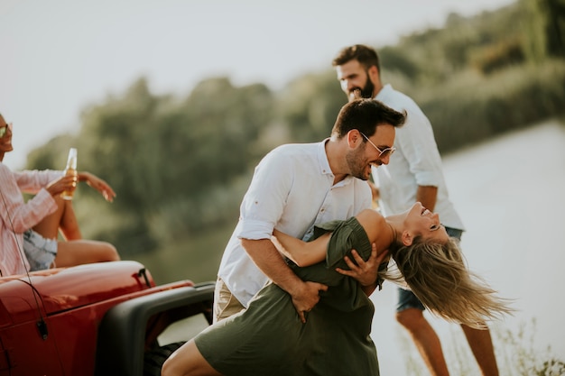 Jovens, tendo divertimento, em, carro conversível, por, rio