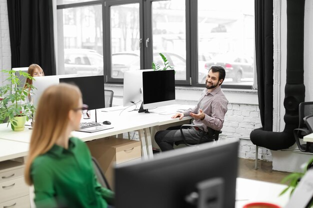 Jovens trabalhando em escritórios modernos