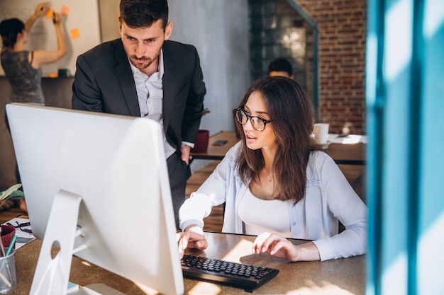 Jovens trabalhando em um escritório