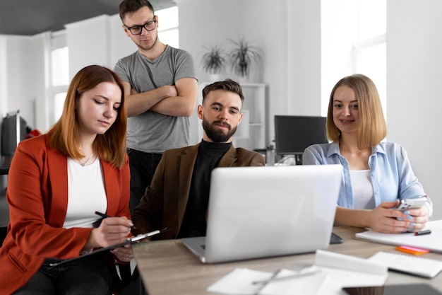 Foto jovens trabalhando no escritório