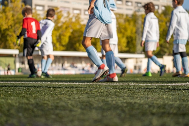 Foto jovens treinando futebol de futebol no campo verde do estádio de futebol sessão de treinamento para a equipe de meninos antes da partida de futebol do torneio