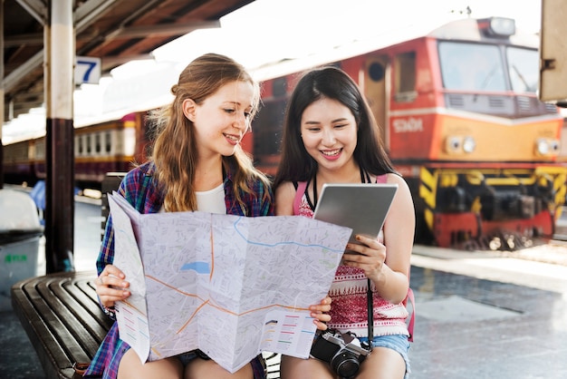 Jovens turistas na estação de trem