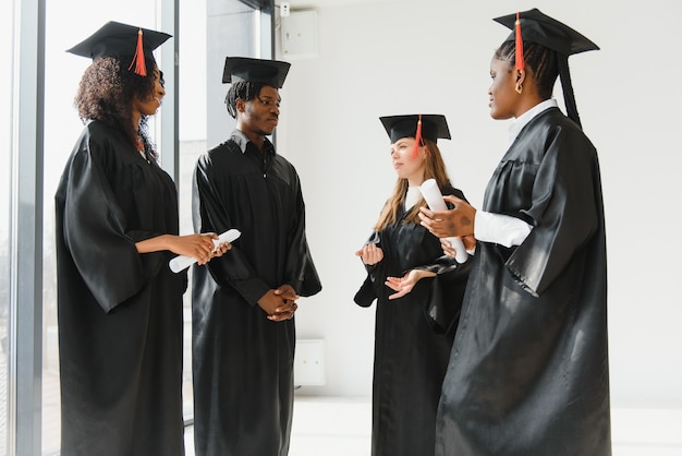 Jovens universitários otimistas na formatura