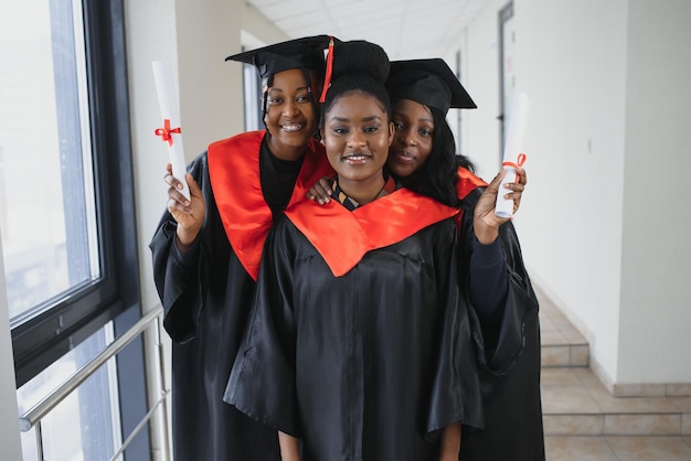 Jovens universitários otimistas na formatura