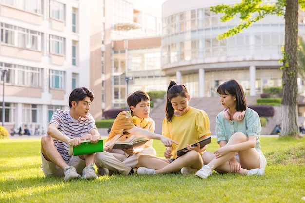 Jovens universitários voltam para estudar