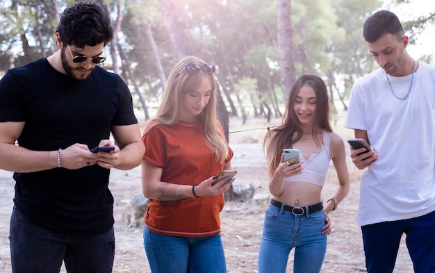 Jovens usando seu smartphone, conceito de tecnologia de pessoas conectadas