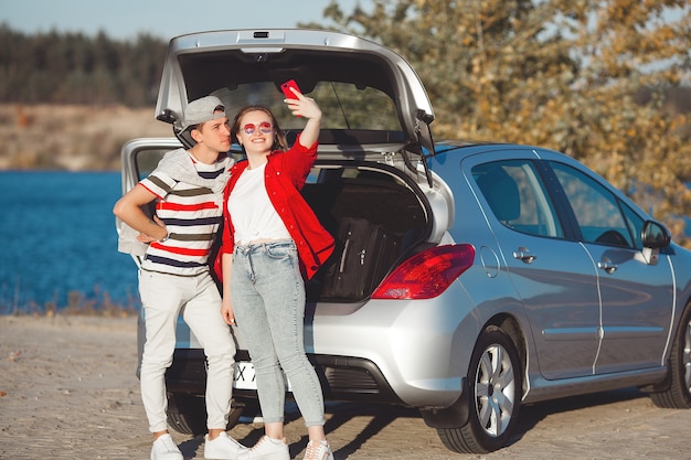 Jovens viajando de carro. casal tendo uma viagem de automóvel.