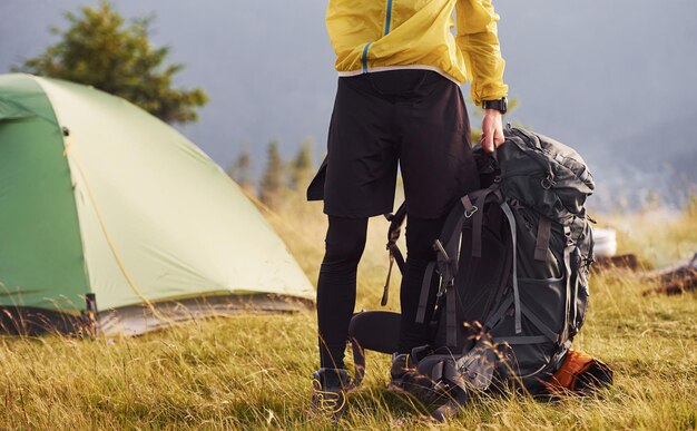 Jovens viajantes do sexo masculino têm uma caminhada majestosas montanhas dos Cárpatos Bela paisagem de natureza intocada