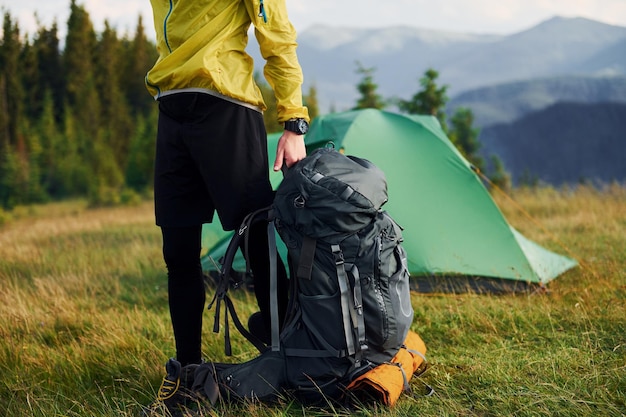 Jovens viajantes do sexo masculino têm uma caminhada majestosas montanhas dos Cárpatos Bela paisagem de natureza intocada