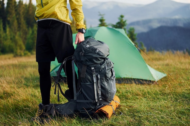 Jovens viajantes do sexo masculino têm uma caminhada majestosas montanhas dos Cárpatos Bela paisagem de natureza intocada