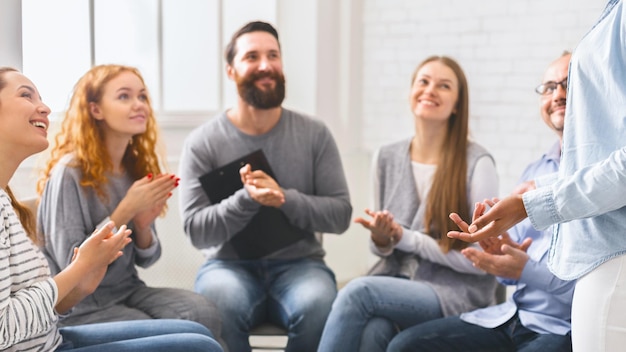 Jovens viciados a celebrar a confissão e o progresso