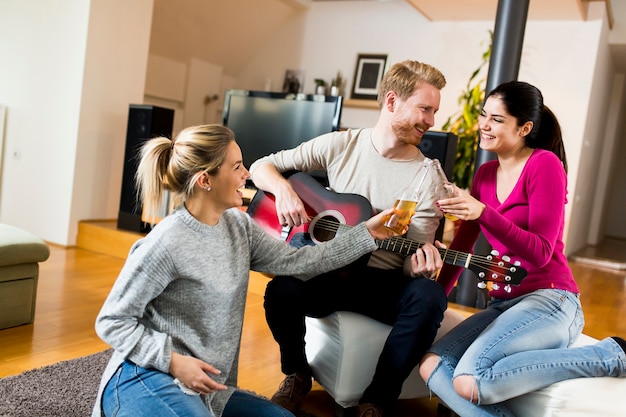 Jovens, violão jogo, e, tendo uma festa, casa