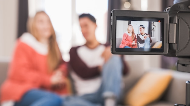 Foto jovens youtubers ou blogueiros criando conteúdo para mídias sociais enquanto fazem um vídeo em casa