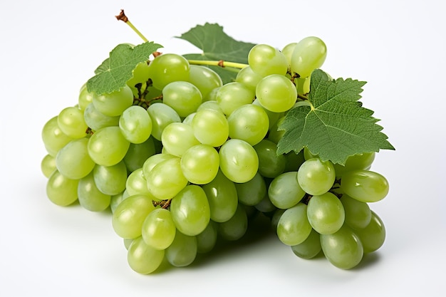 La joya de la naturaleza: uva verde aislada con hojas en un fondo blanco