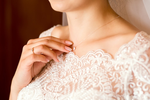 Joyas de boda en cuello femenino