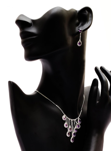 Joyas coloridas de moda para que las mujeres las regalen.