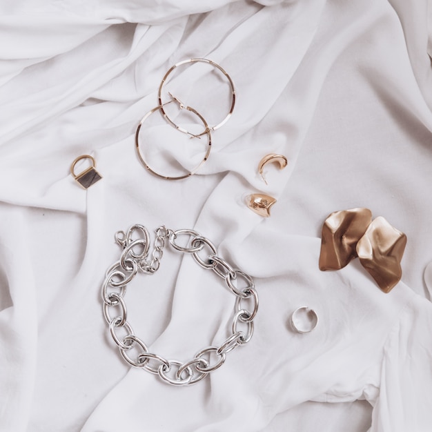 Foto joyas de moda con estilo en tela blanca