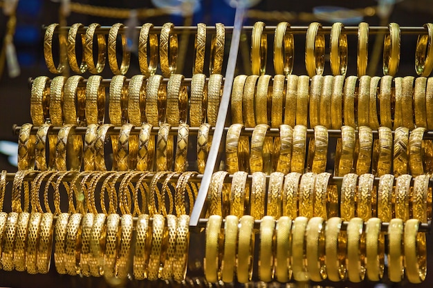 Joyas de oro dispuestas en una tienda en el Gran Bazar de Estambul