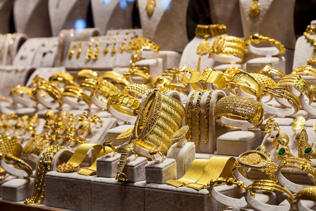 Joyas de oro dispuestas en una tienda en el Gran Bazar de Estambul
