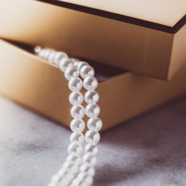 Joyas de perlas en una caja de regalo dorada