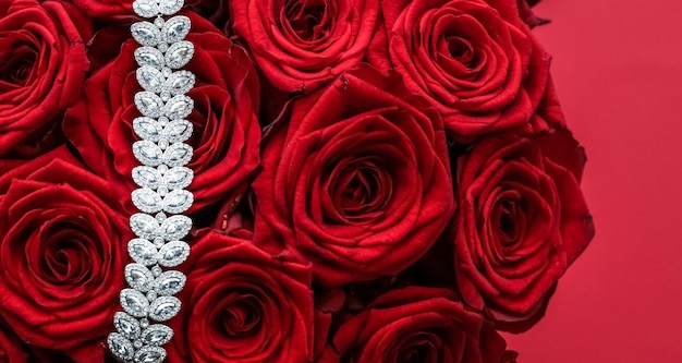 Joyas de piedras preciosas, moda nupcial y concepto de compras de lujo, pulsera de diamantes de lujo y ramo de rosas rojas, regalo de amor de joyería en el día de San Valentín y vacaciones románticas presentes