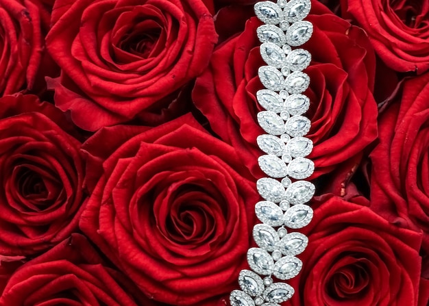 Joyas de piedras preciosas, moda nupcial y concepto de compras de lujo, pulsera de diamantes de lujo y ramo de rosas rojas, regalo de amor de joyería en el día de San Valentín y vacaciones románticas presentes