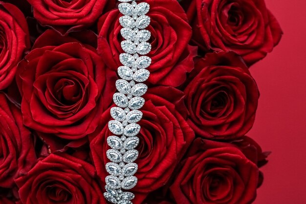 Joyas de piedras preciosas, moda nupcial y concepto de compras de lujo, pulsera de diamantes de lujo y ramo de rosas rojas, regalo de amor de joyería en el día de San Valentín y vacaciones románticas presentes