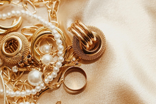 Joyería de mujer cadena de oro joyería de moda sobre un fondo de seda