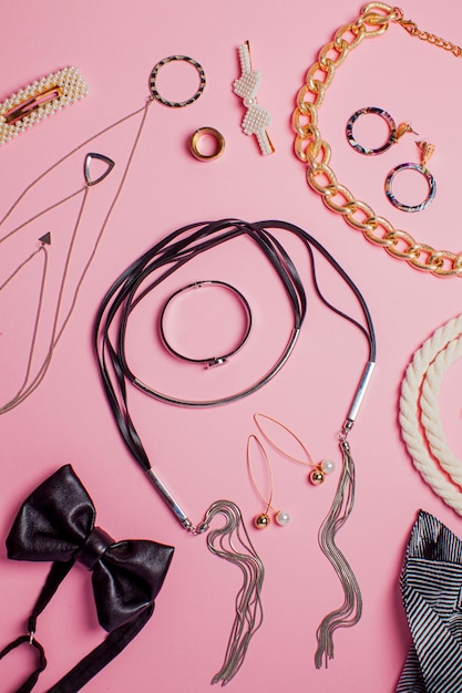 Joyería Mujer concepto de moda Accesorios para el cabello de moda y bisutería sobre fondo rosa Vista superior plana