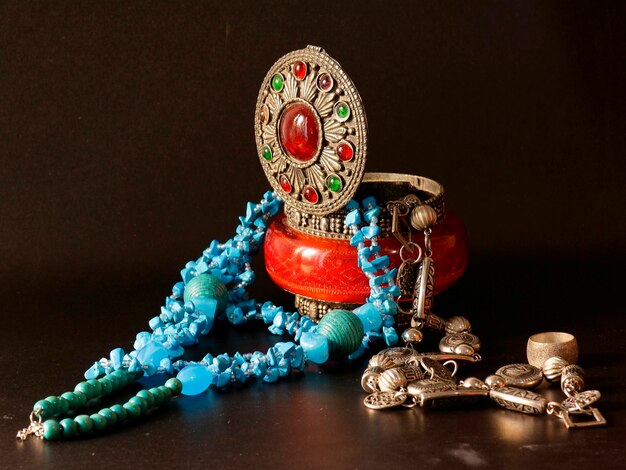 Joyero con joyas