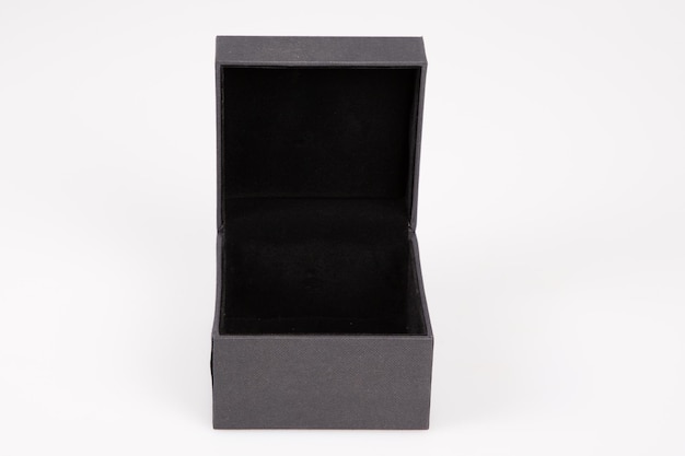 Joyero de regalo de papel de cartón negro abierto aislado sobre fondo blanco