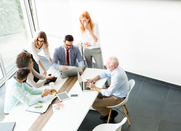 Joyful gemischtrassiges Geschäftsteam bei der Arbeit im modernen Büro