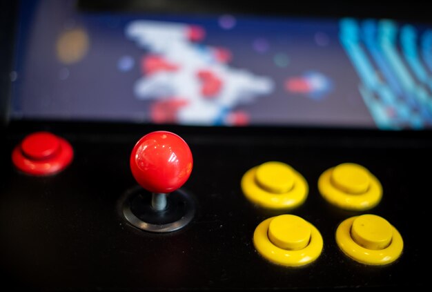 Joystick auf Retro-Arcade-Spiel aus nächster Nähe aufgenommen