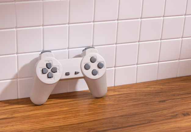 Un joystick en un fondo de azulejos Copiar espacio para el texto