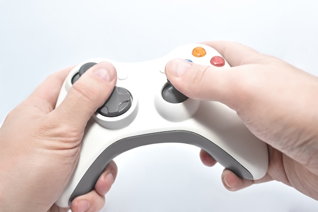 Foto joystick gamepad nas mãos do jogador isolado