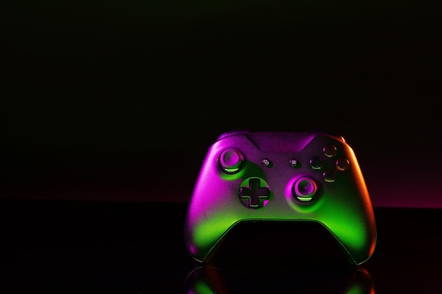 Joystick de juego en fondo negro con luz de neón