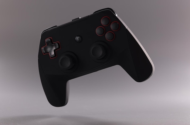 Joystick de videojuego negro o gamepad sobre fondo gris