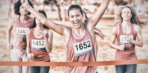 Foto jubelnde brünette gewinnt brustkrebs-marathon