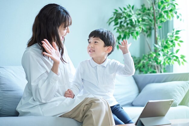 Jubelnde junge Mutter und Sohn