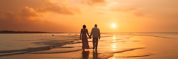 Los jubilados aprecian los años dorados en la playa de Serene con una puesta de sol impresionante