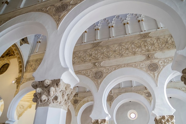 Judaísmo, Santa María la Blanca é um templo localizado na cidade espanhola de Toledo. Construída em 1180 como uma sinagoga