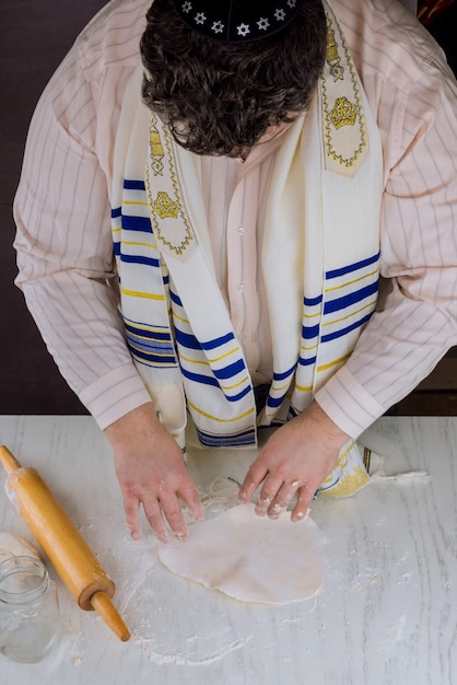 Foto judeu ortodoxo prepara matzá kosher plana feita à mão para assar