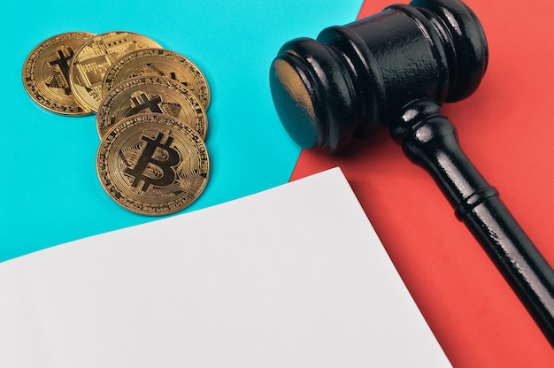 Judge gavel golden bitcoins y cuaderno con espacio de copia