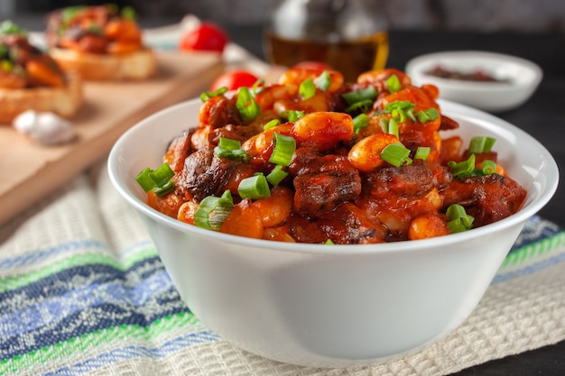 Judías blancas guisadas con champiñones y tomates