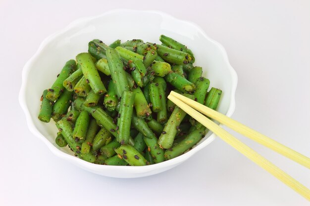 Judías verdes con aderezo de sésamo. Comida japonesa.