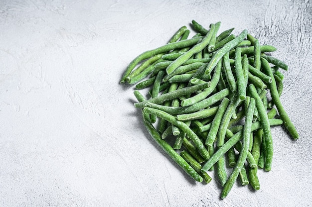 Judías verdes congeladas en la mesa de la cocina blanca