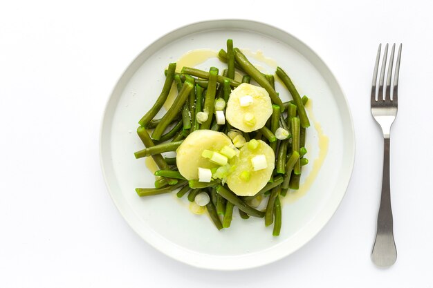 Judías verdes saludables con papas, pimentón y cebolla