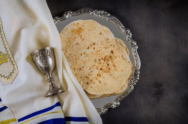 Jüdische Feier Pesach mit koscherer Matzah des Weinbechers am traditionellen jüdischen Passahfest