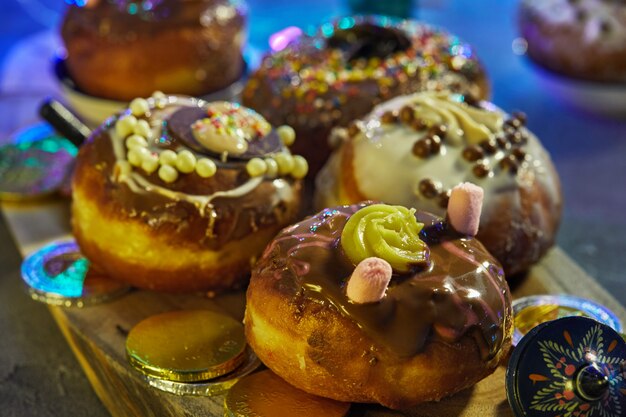 Jüdischer Feiertag Chanukka. Ein traditionelles Gericht sind süße Krapfen und Chanukka-Geld-Gelt, die üblicherweise an Kinder für den Urlaub ausgegeben werden